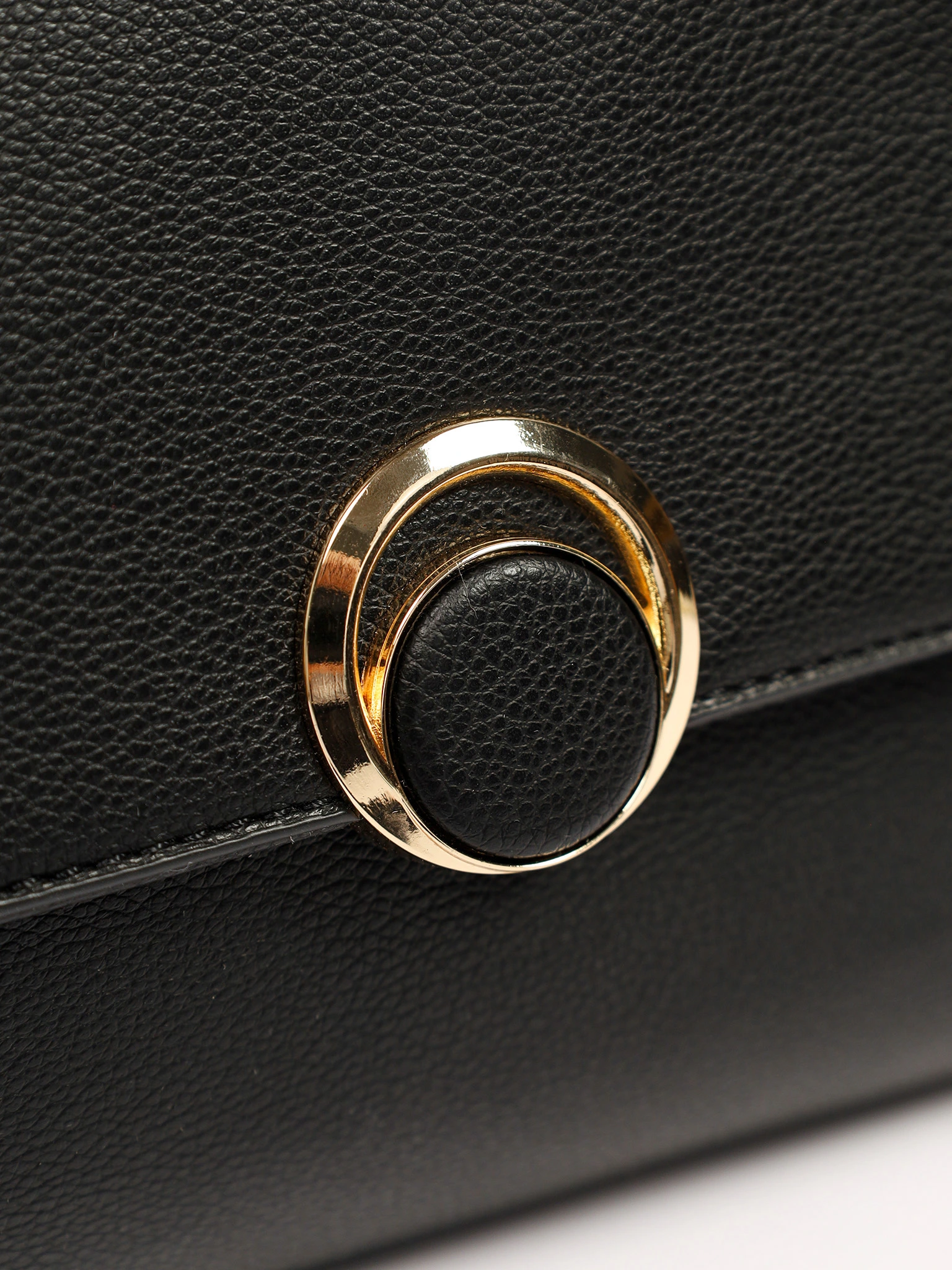 Сумка-кроссбоди с декоративной пряжкой в ассортименте